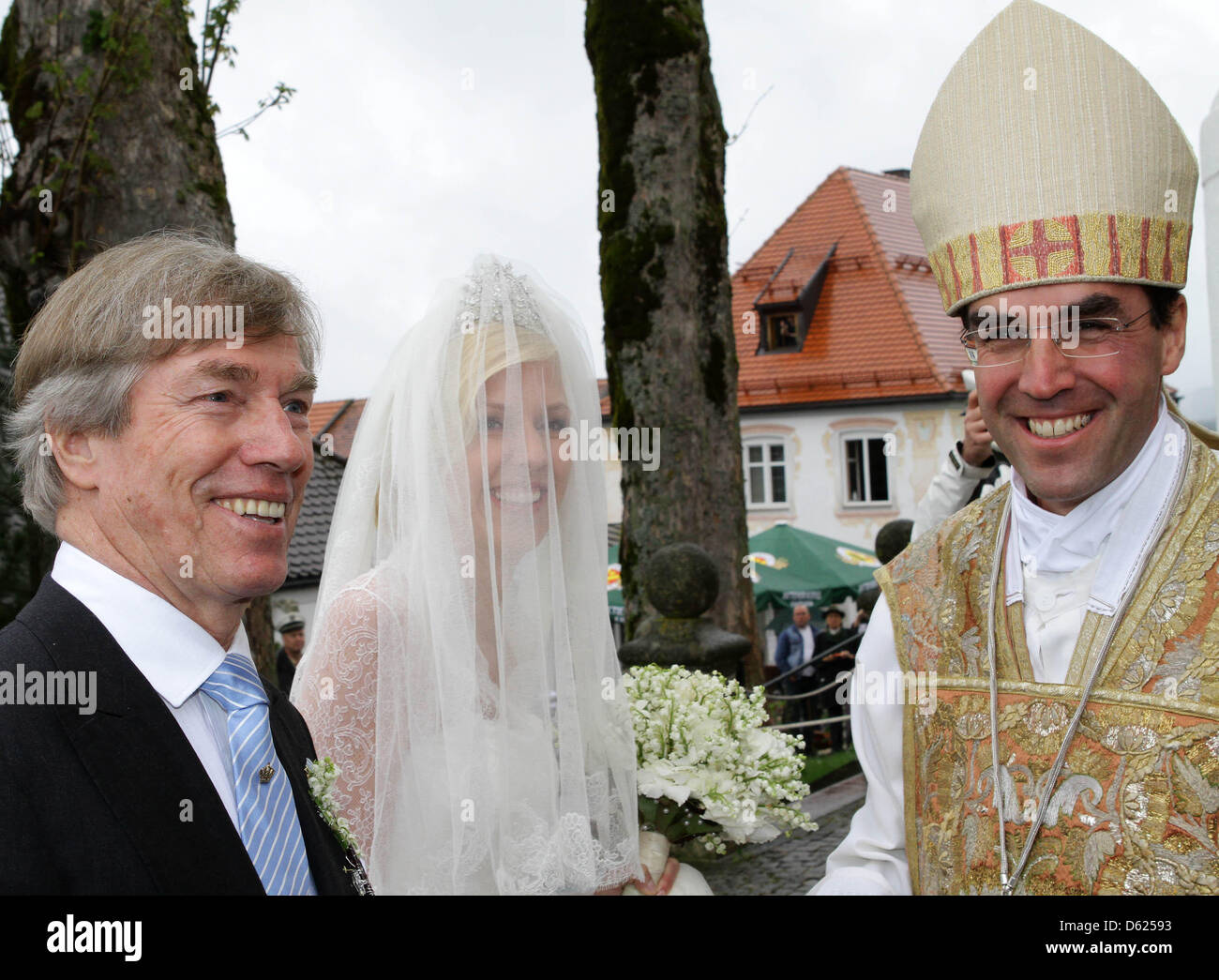 Pastorate Monsignore Kirchmeier (R) grüßt die Braut Felipa Prinzessin von Bayern und ihr Vater Leopold Prinz von Bayern vor der Trauung in der Rokoko-Wies-Kirche in der Nähe von Steingaden, Deutschland, 12. Mai 2012. Rund 500 Gäste besuchten die Hochzeit. Foto: Albert Nieboer Stockfoto