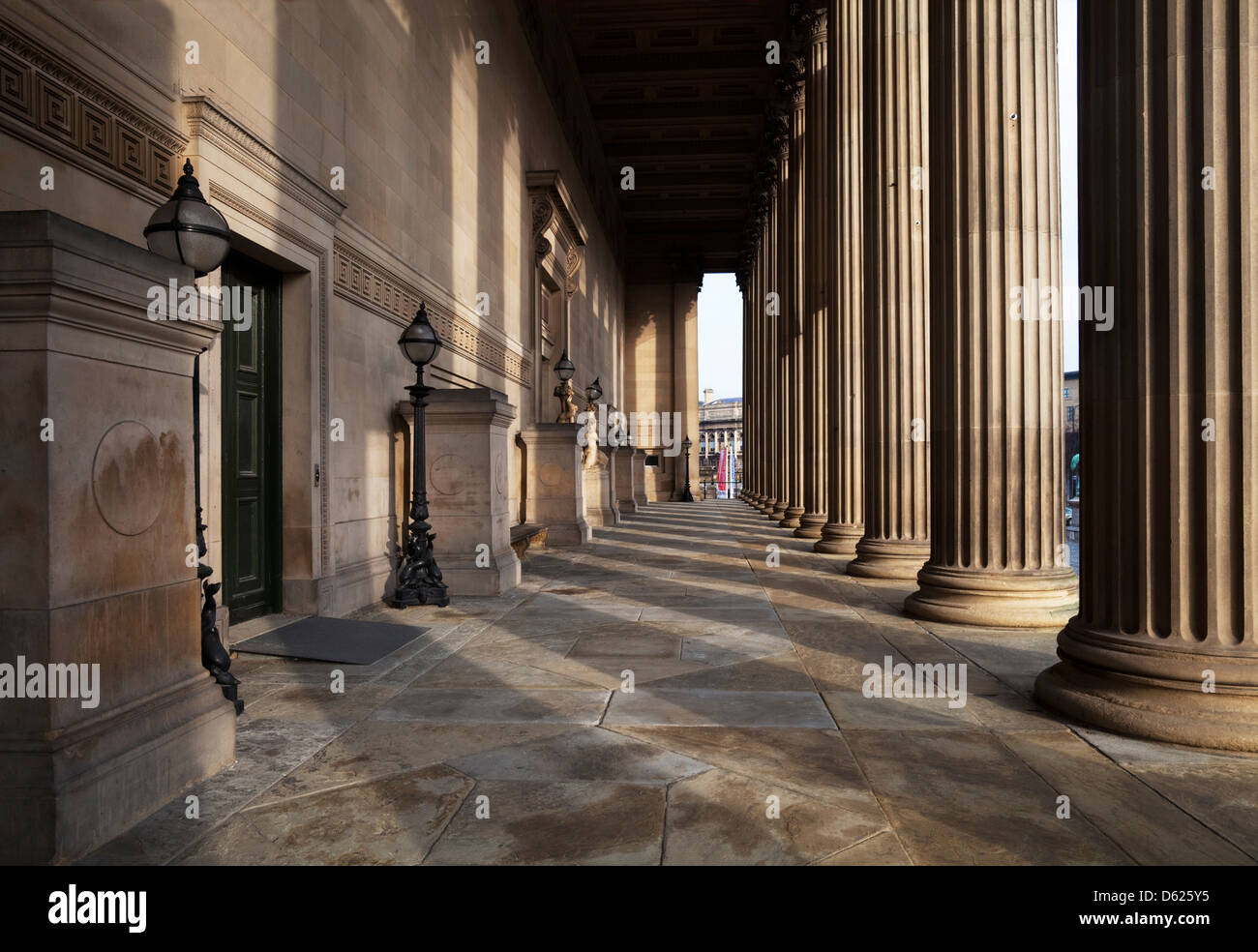 Der zentrale Portikus der korinthischen Säulen, St. George's Hall, Lime Street, Liverpool, Merseyside, England. Filmset für 'The Batman' Film - 2020 Stockfoto