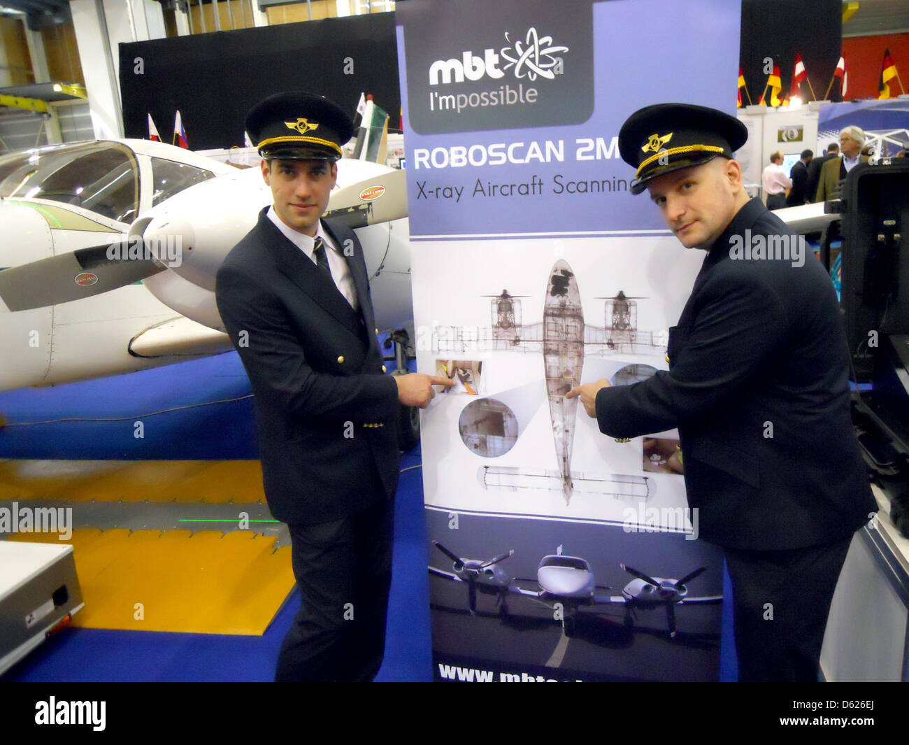 Die "Roboscan 2m Aeria" auf der Erfindermesse (Erfinder Expo) in Genf, Deutschland, 10. April 2013 präsentiert. Die "Roboscan' wurde von rumänischen Sicherheit Spezialisten und scannt ganze Flugzeuge erfunden. Es ist nicht einfach sich Sprengstoff aber Büscheln von Geld sowie zu identifizieren. Foto: Thomas Burgmeister Stockfoto