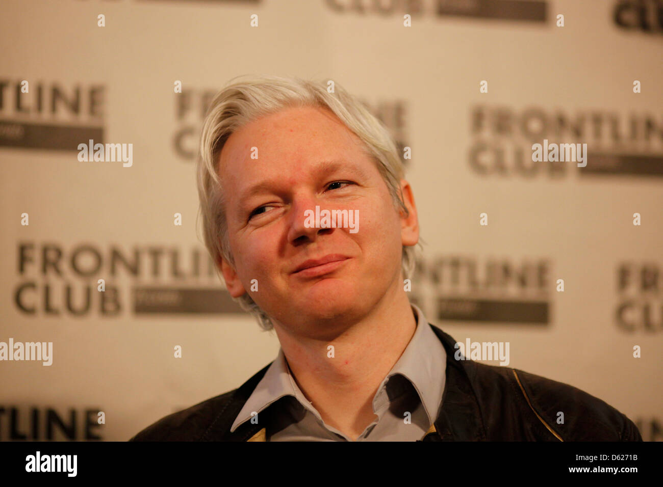 Julian Assange Wikileaks-Gründer gesehen während einer Pressekonferenz eine The Frontline Club London 27. Februar 2012, Stockfoto