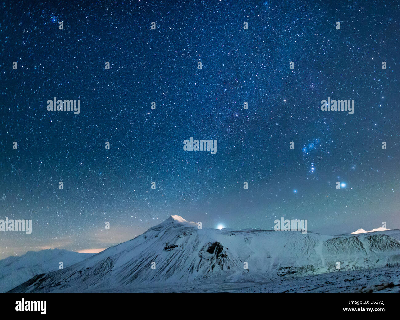 Sternenklare Nacht-Milchstrasse über Schnee bedeckt Landschaft, Island Stockfoto