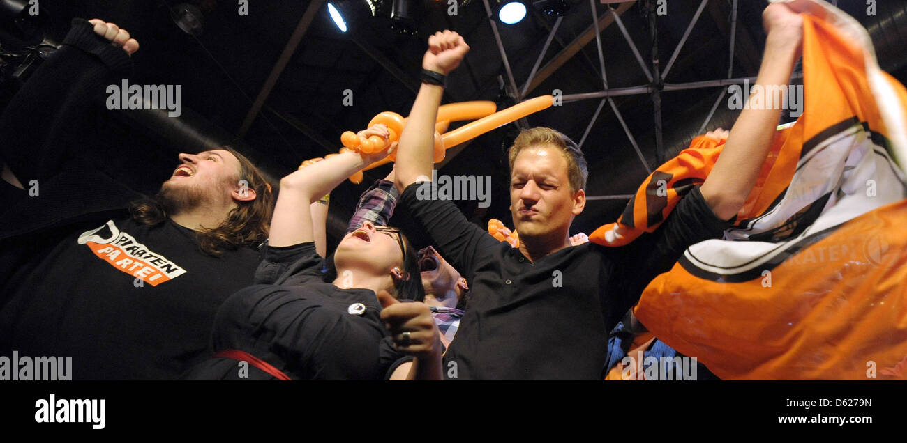 Anhänger der Piratenpartei Deutschland feiern das gute Wahlergebnis der Partei in der Nordrhein-Westfälischen Landtagswahl bei einem Wahl-Nacht-Party in Düsseldorf, 13. Mai 2012. Foto: Daniel Naupold Stockfoto