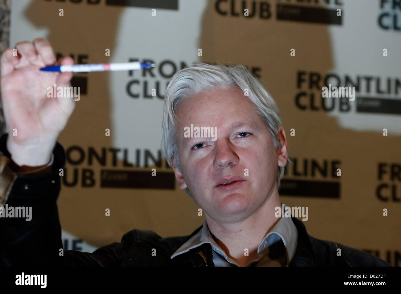 Julian Assange Wikileaks-Gründer gesehen während einer Pressekonferenz eine The Frontline Club London 27. Februar 2012, Stockfoto