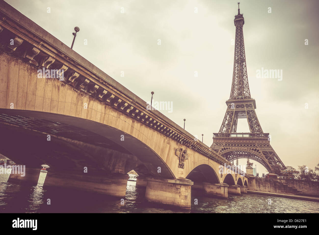 Eiffelturm und Brücke an einem bewölkten Tag Stockfoto