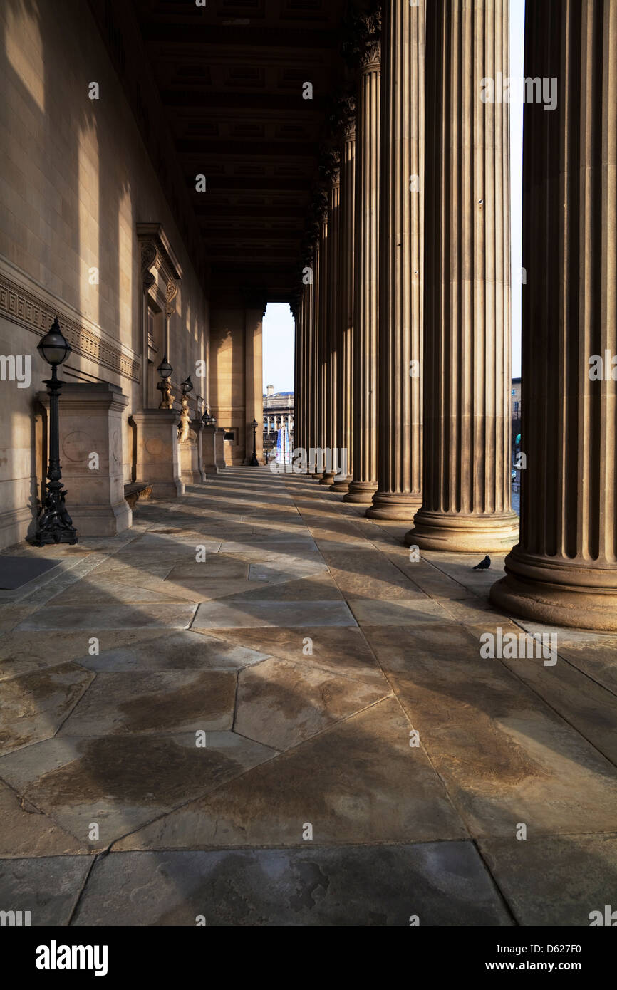 Der zentrale Portikus der korinthischen Säulen, St. George's Hall, Lime Street, Liverpool, Merseyside, England. Drehort für 'The Batman' Film - 2020 Stockfoto