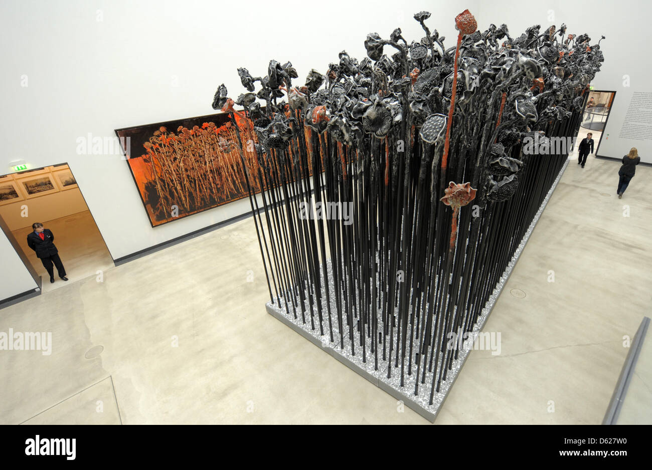 Eine Frau geht Vergangenheit Aluminiumfront Skulptur "Miteinander leben" (2012) des chinesischen Künstlers Xu Jiang bei Kunsthalle Im Lipsiusbau in Dresden, Deutschland, 15. Mai 2012. Die Ausstellung mit dem Titel "Re-Generation" ist Xu Jiang s erste große Retrospektive in Deutschland und ist ein integraler Bestandteil des chinesischen Jahres 2012.  Die Ausstellung wird bis zum 18. August 2012 geöffnet sein. Foto: MATTHIAS HIEKEL Stockfoto