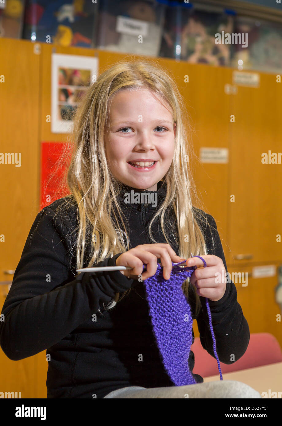 Junges Mädchen lernen zu stricken in der Schule, Reykjavik, Island Stockfoto