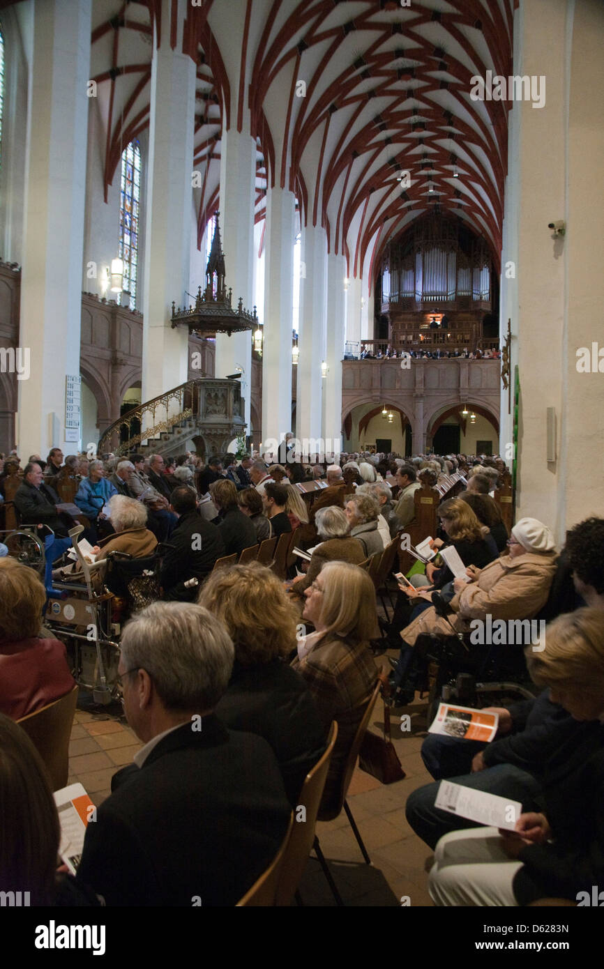 Überlauf Publikum in Wallfahrtskirche von St. Thomas Church in Leipzig, Deutschland. Stockfoto