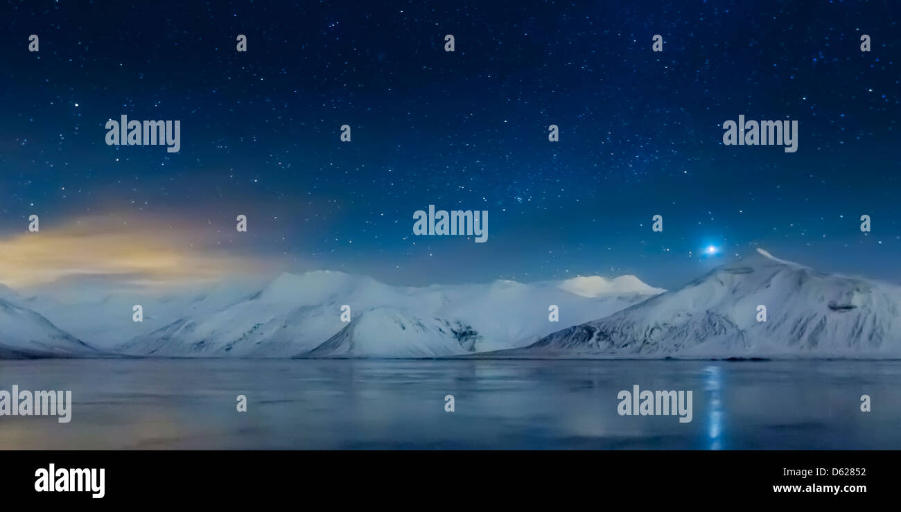 Sternenklare Nacht-Milchstrasse über Schnee bedeckt Landschaft, Island Stockfoto