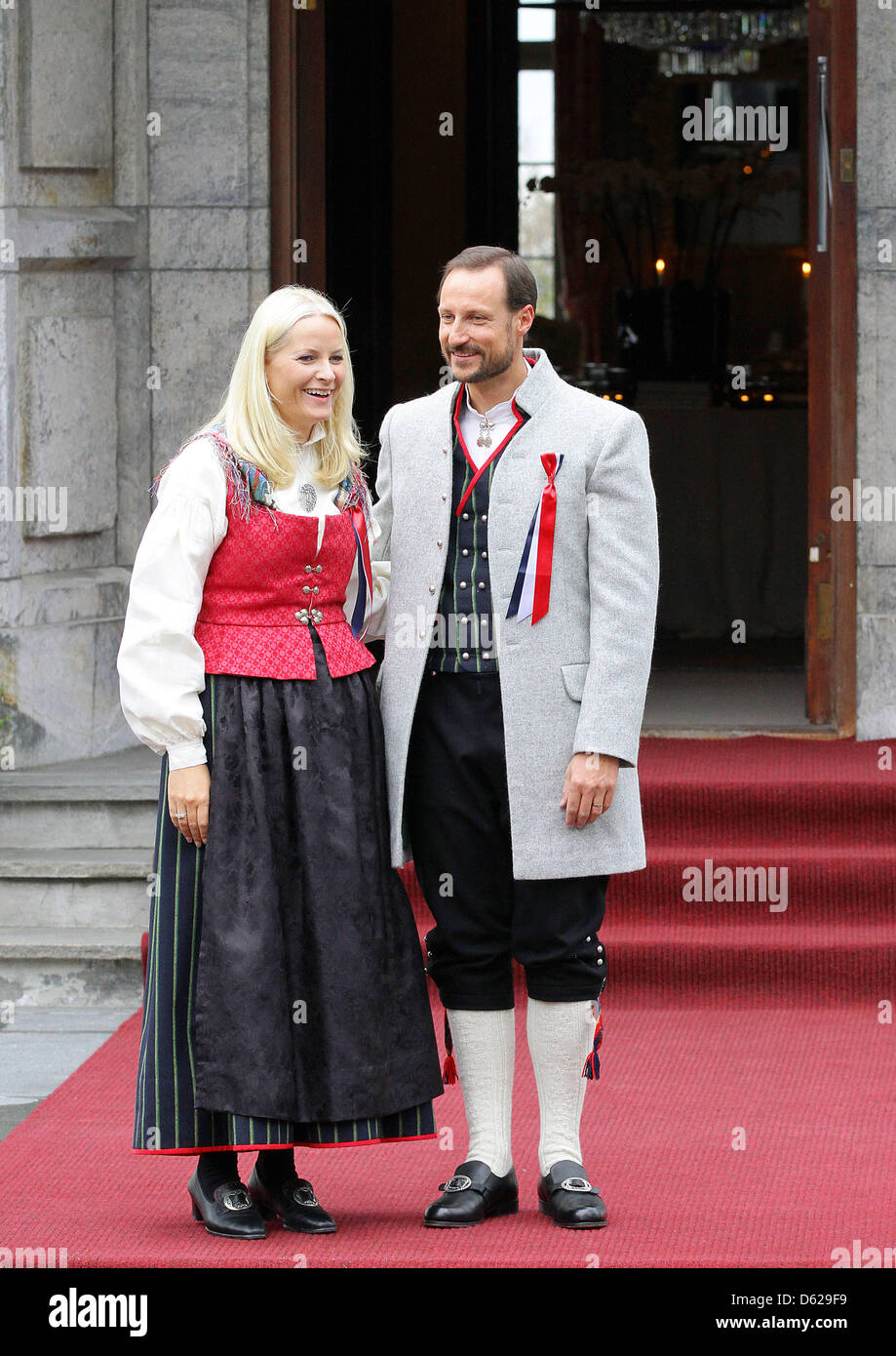 Norwegische Kronprinz Haakon und Kronprinzessin Mette Marit feiern norwegischen Nationalfeiertag mit ihrer Familie in Skaugum, Norwegen, 17. Mai 2012. Foto: RPE-Albert Nieboer Niederlande Stockfoto