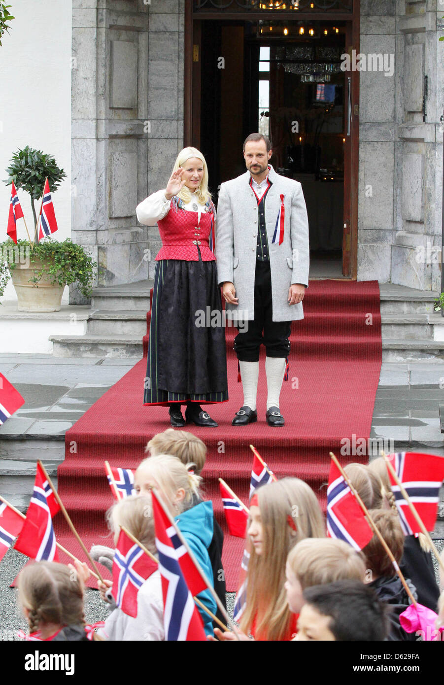 Norwegische Kronprinz Haakon Und Kronprinzessin Mette Marit Feiern ...