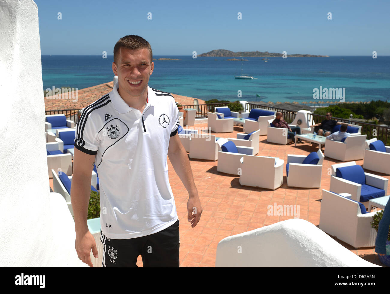 Deutscher nationaler Fußballspieler Lukas Podolski posiert auf der Terrasse des Hotel Romazzino nach dem Medientag der deutschen Nationalmannschaft in der Nähe von Porto Cervo auf Sardinien, Italien, 17. Mai 2012. Die deutsche Nationalmannschaft ist derzeit in einem Tarining Lager auf Sardinien 2012 UEFA Fußball-Europameisterschaft vorzubereiten. Foto: MARCUS BRANDT Stockfoto