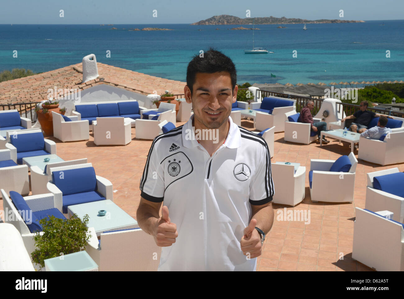 Fußballspieler Ilkay Guendogan posiert auf der Terrasse des Hotel Romazzino nach dem Medientag der deutschen Nationalmannschaft in der Nähe von Porto Cervo auf Sardinien, Italien, 17. Mai 2012. Die deutsche Nationalmannschaft ist derzeit in einem Tarining Lager auf Sardinien 2012 UEFA Fußball-Europameisterschaft vorzubereiten. Foto: MARCUS BRANDT Stockfoto