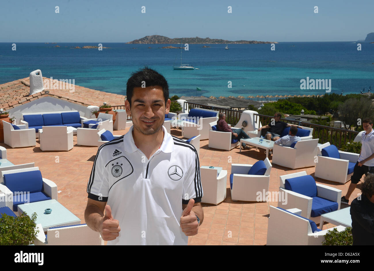 Fußballspieler Ilkay Guendogan posiert auf der Terrasse des Hotel Romazzino nach dem Medientag der deutschen Nationalmannschaft in der Nähe von Porto Cervo auf Sardinien, Italien, 17. Mai 2012. Die deutsche Nationalmannschaft ist derzeit in einem Tarining Lager auf Sardinien 2012 UEFA Fußball-Europameisterschaft vorzubereiten. Foto: MARCUS BRANDT Stockfoto
