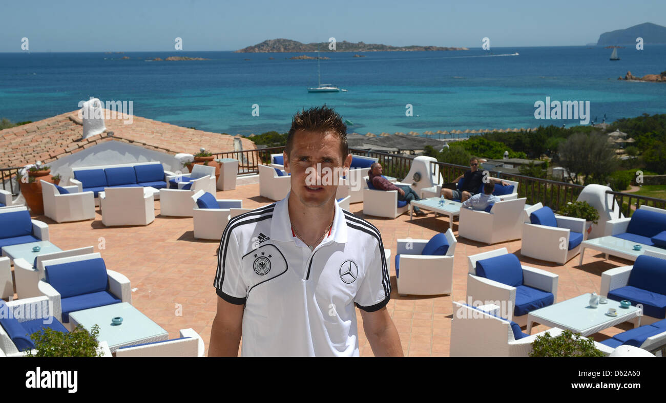 Fußballspieler Miroslav Klose stellt auf der Terrasse des Hotel Romazzino nach dem Medientag der deutschen Nationalmannschaft in der Nähe von Porto Cervo auf Sardinien, Italien, 17. Mai 2012. Die deutsche Nationalmannschaft ist derzeit in einem Tarining Lager auf Sardinien 2012 UEFA Fußball-Europameisterschaft vorzubereiten. Foto: MARCUS BRANDT Stockfoto
