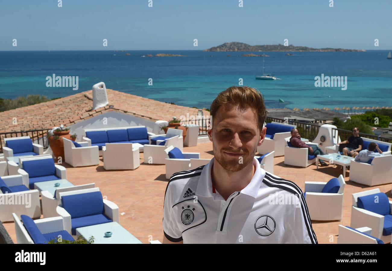 Fußballspieler Benedikt Hoewedes posiert auf der Terrasse des Hotel Romazzino nach dem Medientag der deutschen Nationalmannschaft in der Nähe von Porto Cervo auf Sardinien, Italien, 17. Mai 2012. Die deutsche Nationalmannschaft ist derzeit in einem Tarining Lager auf Sardinien 2012 UEFA Fußball-Europameisterschaft vorzubereiten. Foto: MARCUS BRANDT Stockfoto