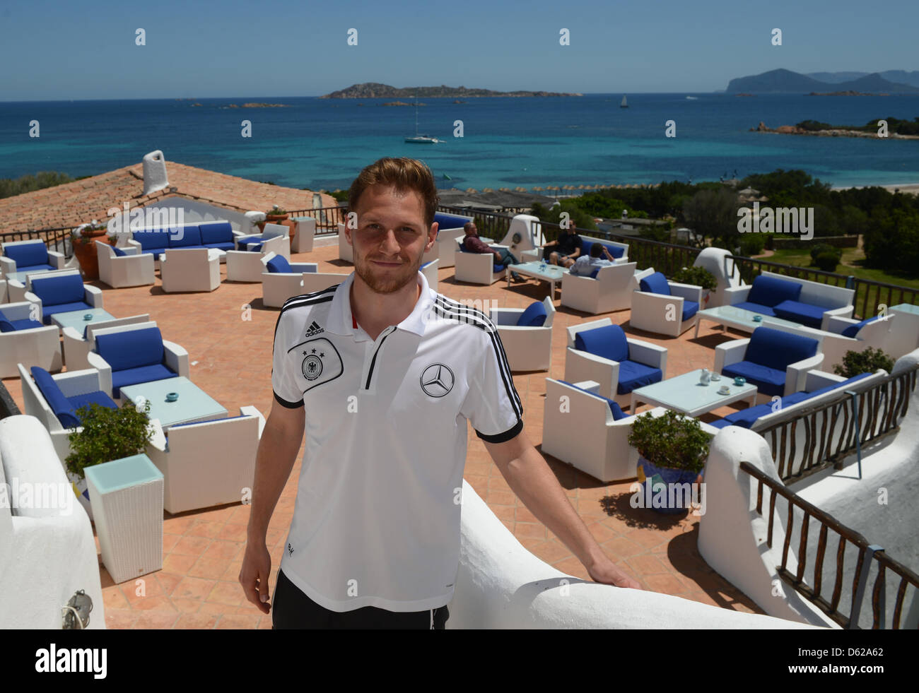 Fußballspieler Benedikt Hoewedes posiert auf der Terrasse des Hotel Romazzino nach dem Medientag der deutschen Nationalmannschaft in der Nähe von Porto Cervo auf Sardinien, Italien, 17. Mai 2012. Die deutsche Nationalmannschaft ist derzeit in einem Tarining Lager auf Sardinien 2012 UEFA Fußball-Europameisterschaft vorzubereiten. Foto: MARCUS BRANDT Stockfoto