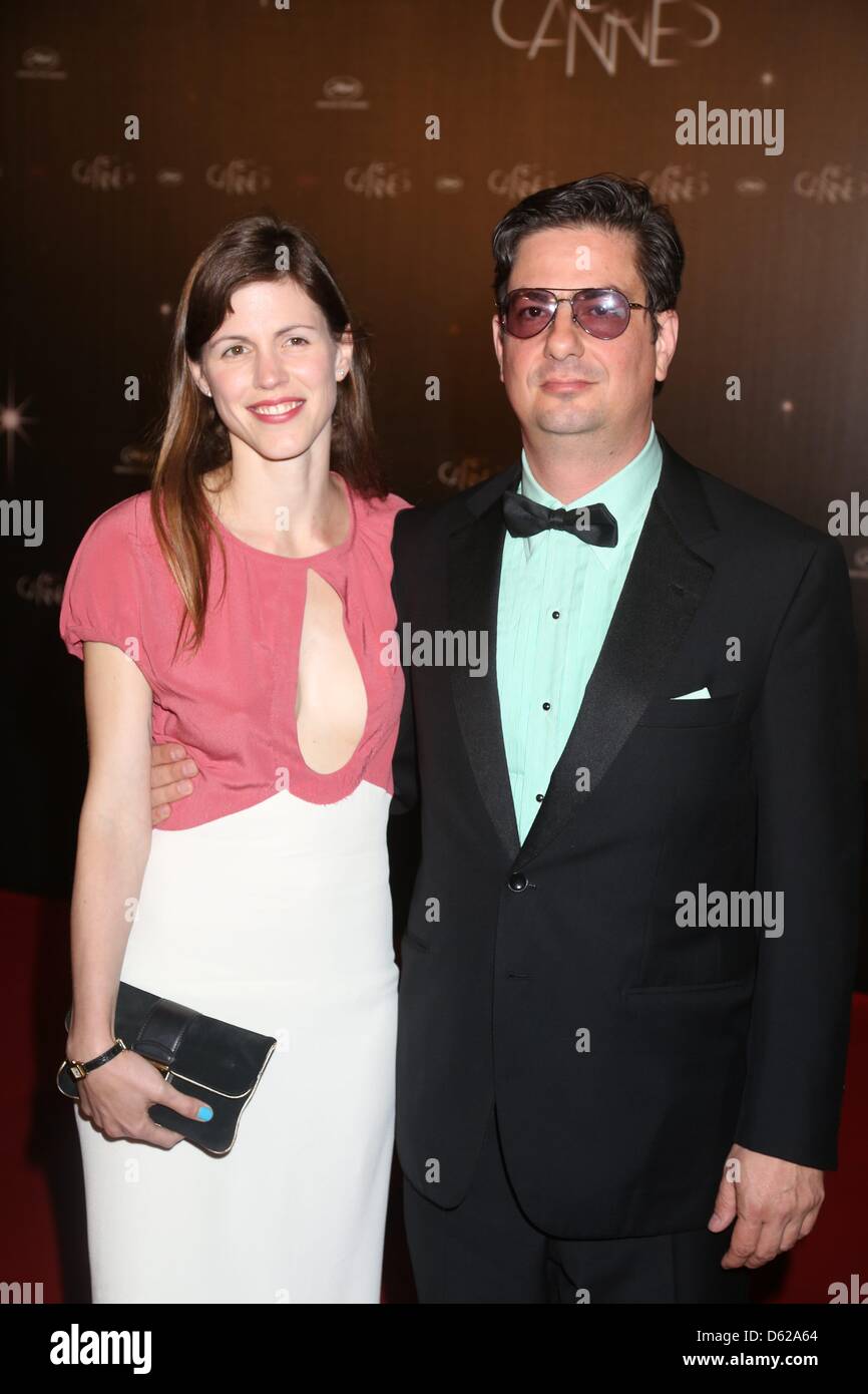 Produzent Roman Coppola und Frau kommen bei der Eröffnung der 65. Filmfestspiele von Cannes am Palais des Festivals in Cannes, Frankreich, am 16. Mai 2012. Foto: Hubert Boesl Stockfoto