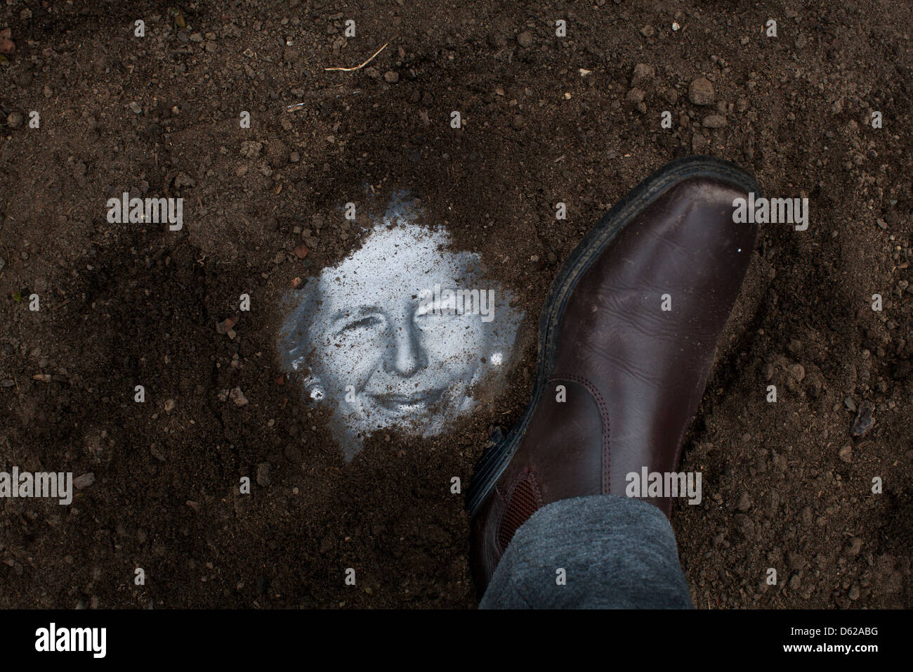 Wandern Sie den Schmutz ab. Ein Bild der ehemaligen britischen Premierministerin Margaret Thatcher ist im Boden vergraben und stampfte auf Stockfoto