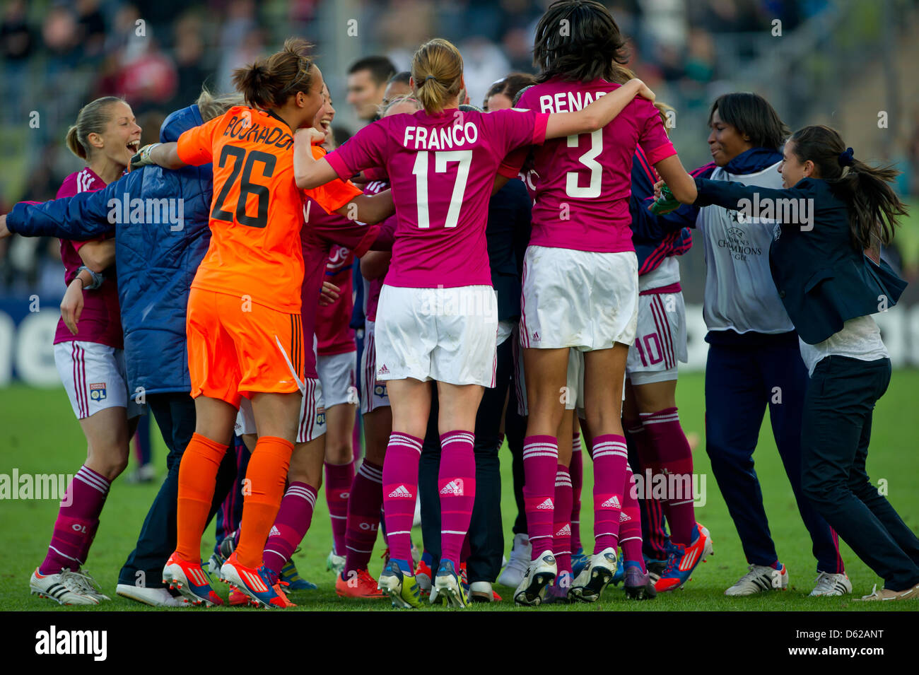Lyonnais Team feiert den Sieg der UEFA Women s Champions League gegen den 1. FFC Frankfurt im Olympiastadion in München, 17. Mai 2012. Foto: Sven Hoppe Dpa/lby Stockfoto
