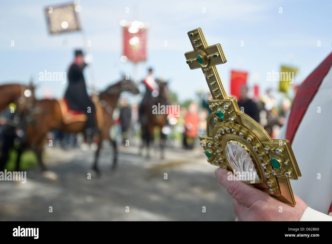 Eine Gruppe von Reitern beteiligt sich an der traditionellen "Blutritt" Fahrt in Weingarten, Deutschland, 18. Mai 2012. Die "Blutrit" findet am Tag nach Christi Himmelfahrt zu Ehren von einer Blut-Reliquie. Foto: TOBIAS KLEINSCHMIDT Stockfoto
