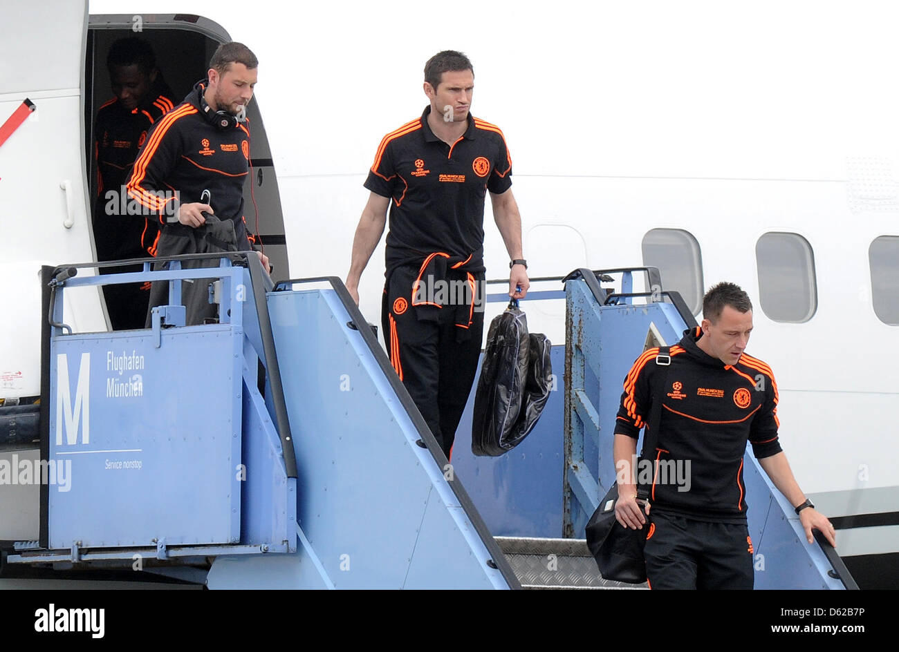 Chelsea Spieler Ross Turnbull (L), Frank Lampard (C) und John Terry (R) kommen am Flughafen München, Deutschland, 18. Mai 2012. FC Chelsea wird FC Bayern München in der Fußball-UEFA Champions League Finale in München am 19. Mai 2012 zu stellen. Foto: Marc Mueller Dpa/Lby +++(c) Dpa - Bildfunk +++ Stockfoto