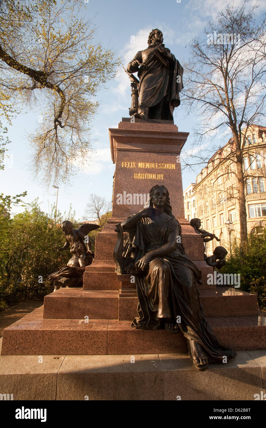 Denkmal der Komponist Felix Mendelssohn in Richtung St. Thomaskirche in Leipzig, Deutschland orientiert. Stockfoto