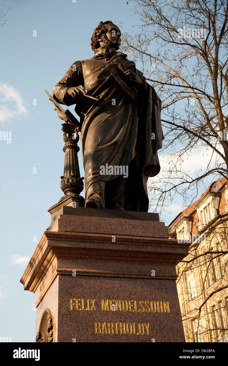 Denkmal der Komponist Felix Mendelssohn in Richtung St. Thomaskirche in Leipzig, Deutschland orientiert. Stockfoto