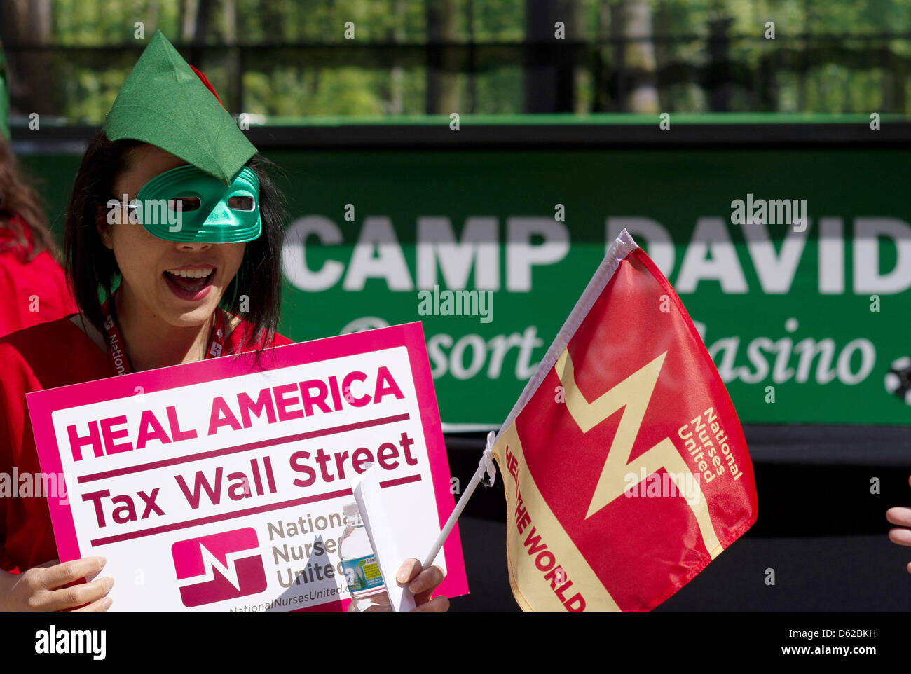 Eine Frau hält ein Schild mit der Aufschrift "Heilen America, Steuer Wall Street" bei einem Protest im Vorfeld des NATO-Gipfels in Chicago, USA. Die Frauen sind Protestist für eine bessere Gesundheitspolitik und mehr Arbeitsplätze in den USA und weltweit. Der NATO-Gipfel statt findet in der Stadt am Lake Michigan am 20. und 21. Mai 2012. Foto: PEER GRIMM Stockfoto