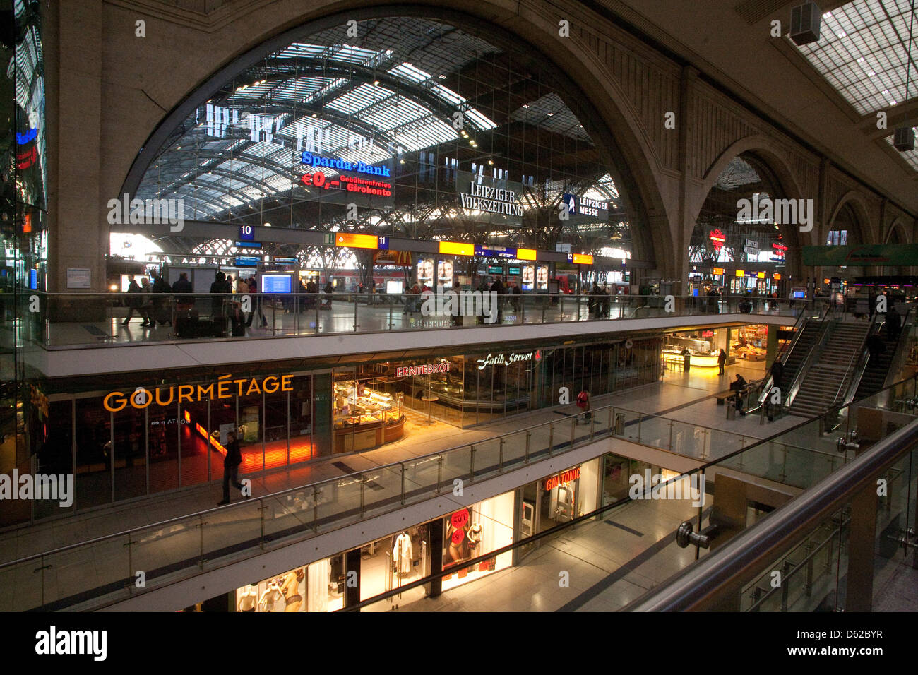 Leipzig, Deutschland-Hauptbahnhof ist unter Europas größter ausgestattet mit einem Einkaufszentrum mit Hunderten von Geschäften. Stockfoto