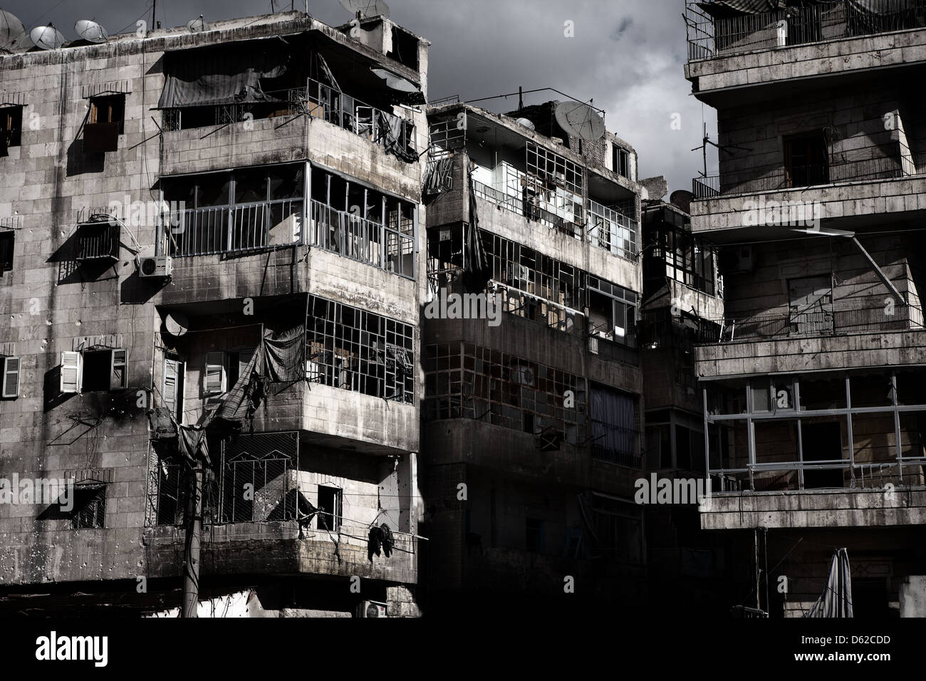 Aleppo, Syrien. Stadt Wohnung Blöcke mit ihren Fenstern ausgeblasen und übersät mit kleinen Waffen abfeuern. Stockfoto