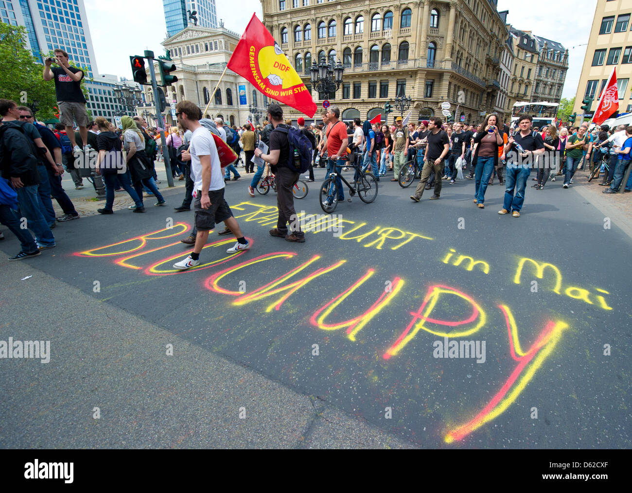 Mehr als 20 000 Menschen demonstrieren gegen die Sparpläne und Europas Banken in der Innenstadt von Frankfurt Main, Deutschland, 19. Mai 2012. Die groß angelegte Demonstration war der Höhepunkt und einzige offiziell genehmigte Veranstaltung der Blockupy-Aktionstage. Foto: BORIS ROESSLER Stockfoto