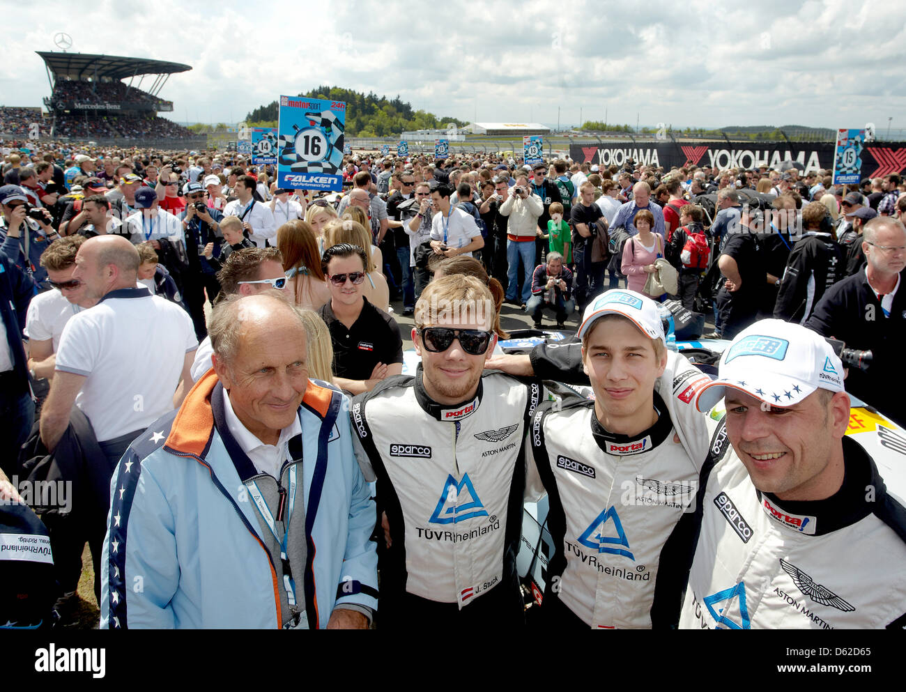 Das Young-Driver-AMR-Team mit Piloten Dennis Rostek (R-L), Ferdinand Stuck und Johannes Stuck stehen neben berühmten Race-Pilot, Hans-Joachim Stuck an der 24-Stunden-Rennen auf dem Nürburgring in Nürburgring, Deutschland, 19. Mai 2012 statt. Foto: THOMAS FREY Stockfoto