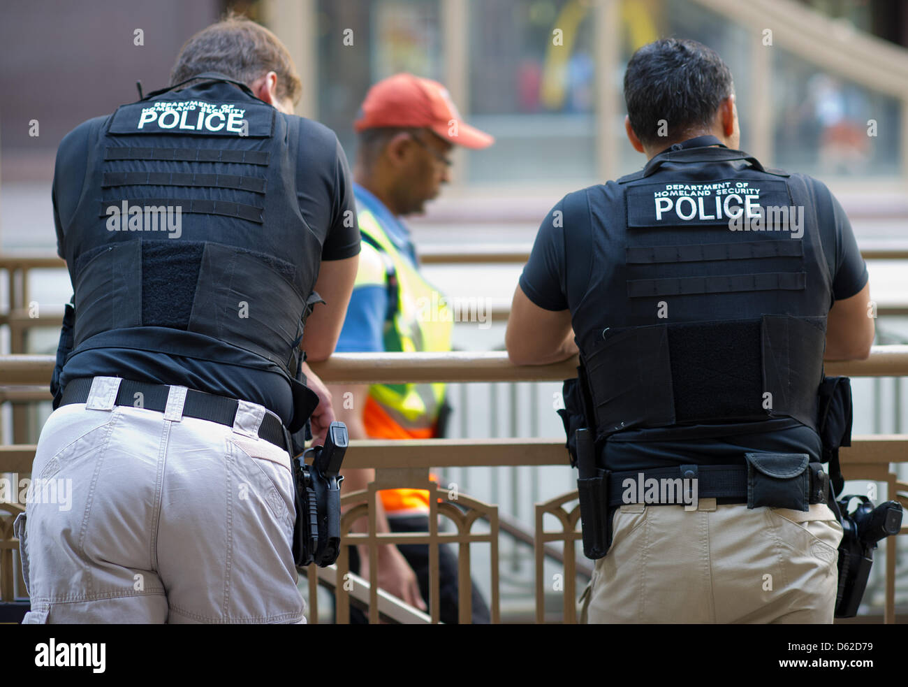 Poliziebeamte der Heimatschutzbehörde Stehen bin Samstag (19.05.2012) in der Innenstadt von Chicago, USA. In der bin Nordamerikanischen Stadt Michigansee Semesters am 20. 21.05.2012 Und der Nato-wurde Statt. Foto: Peer Grimm dpa Stockfoto