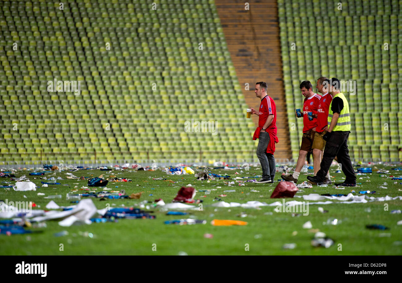 FC Bayern München Fans werden gebeten, das Olympiastadion in München nach  dem public Viewing der UEFA Champions League Finale zwischen Bayern München  und FC Chelsea in München, 19. Mai 2012 verlassen. Chelsea