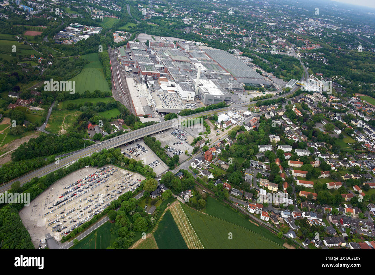 Die Luftaufnahme zeigt der Opel Werk in Bochum, Deutschland, 20. Mai 2012. Zusammen mit der Astra Opel wird der Zafira im Ausland anstelle von im Werk in Rüsselsheim, Funken Angst vor Verlust des Arbeitsplatzes in Bochum montieren. Foto: BERND THISSEN Stockfoto