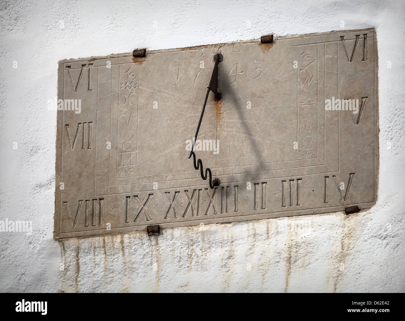 Antike Sonnenuhr mit Zeichen des Tierkreises auf weißen Kirche Wand in Tallinn, Estland Stockfoto