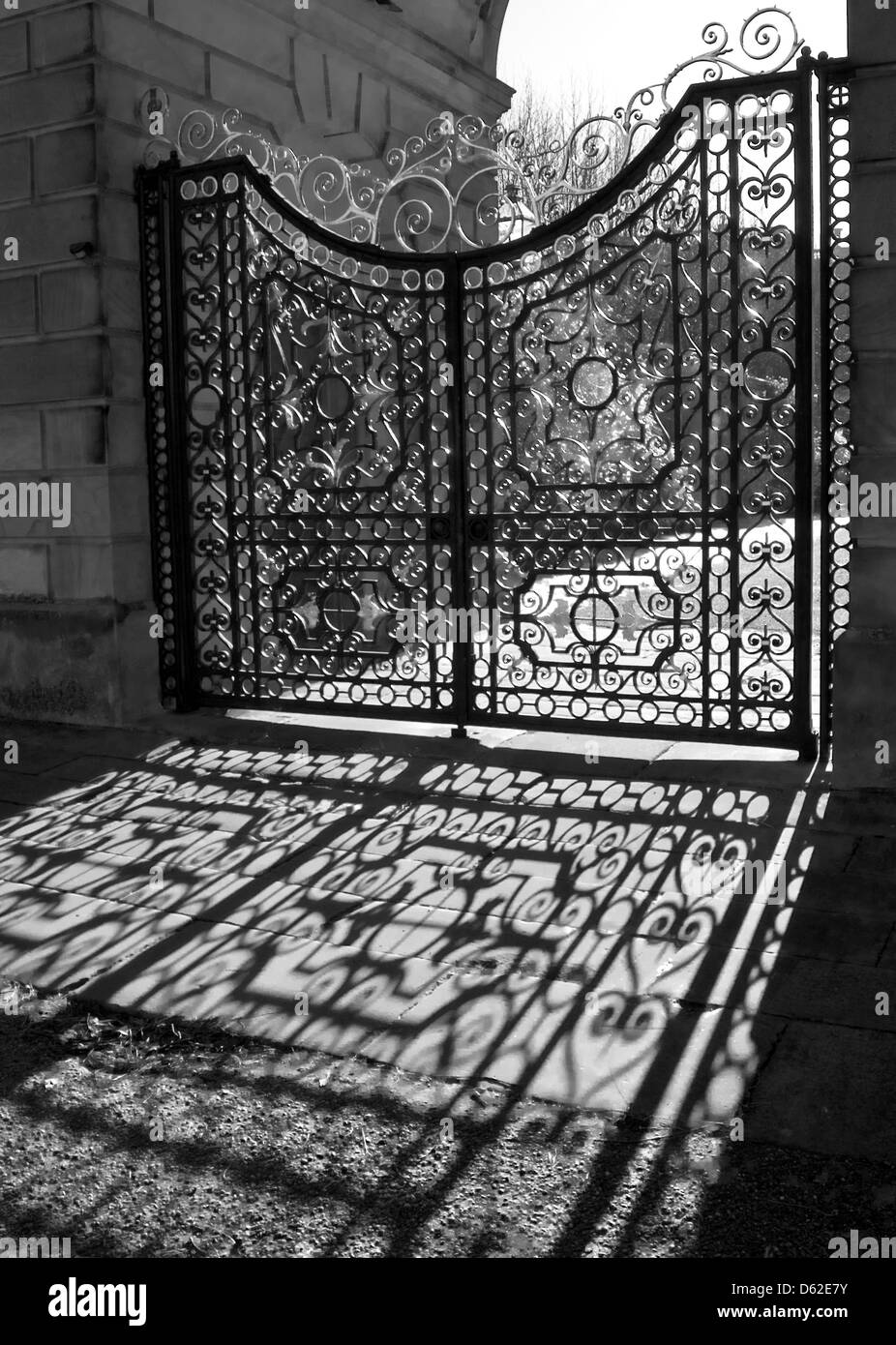 Schatten der reich verzierte Eingangstor in Chatsworth in Derbyshire England UK Stockfoto