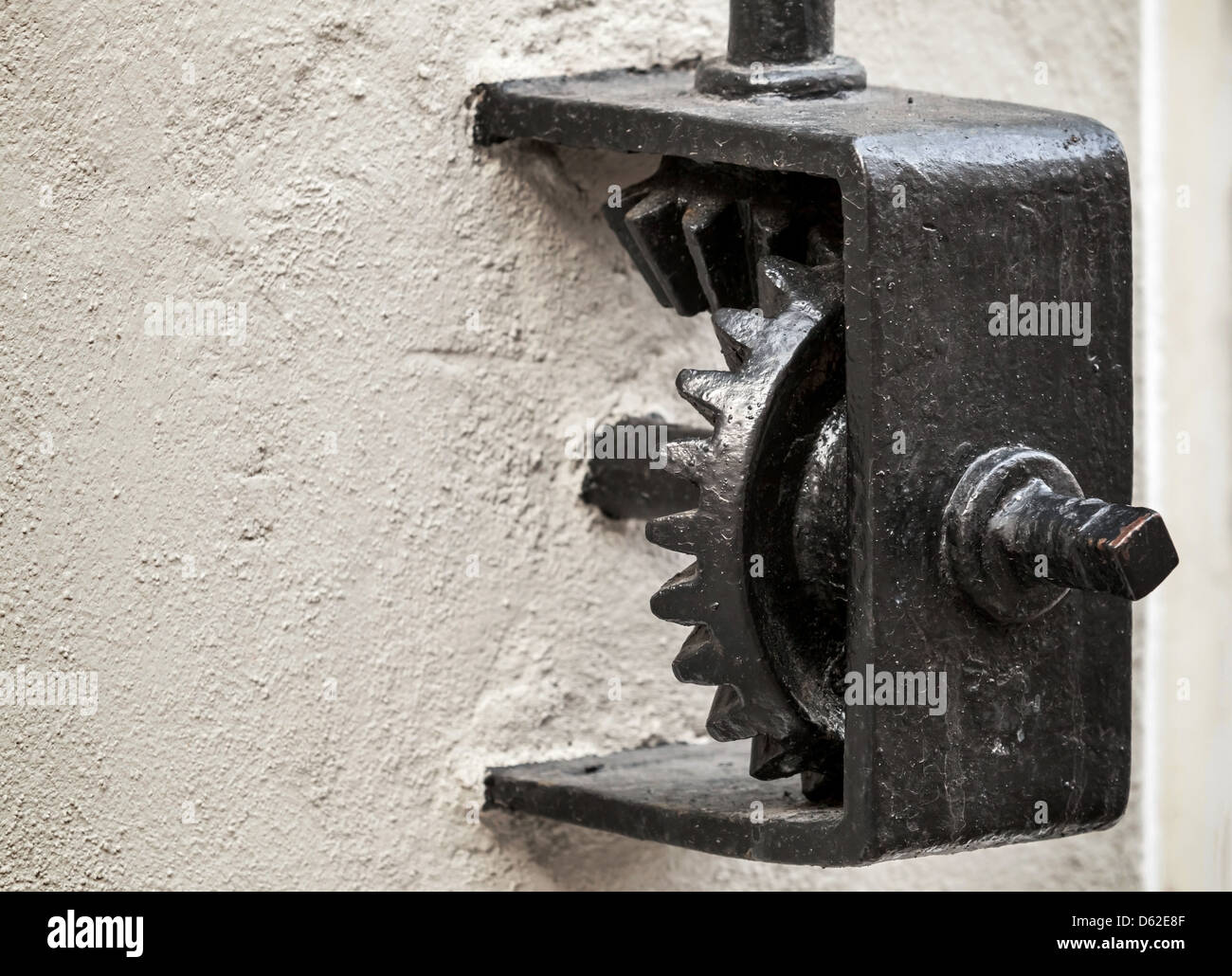 Schwarze Gang an der Wand Stockfoto