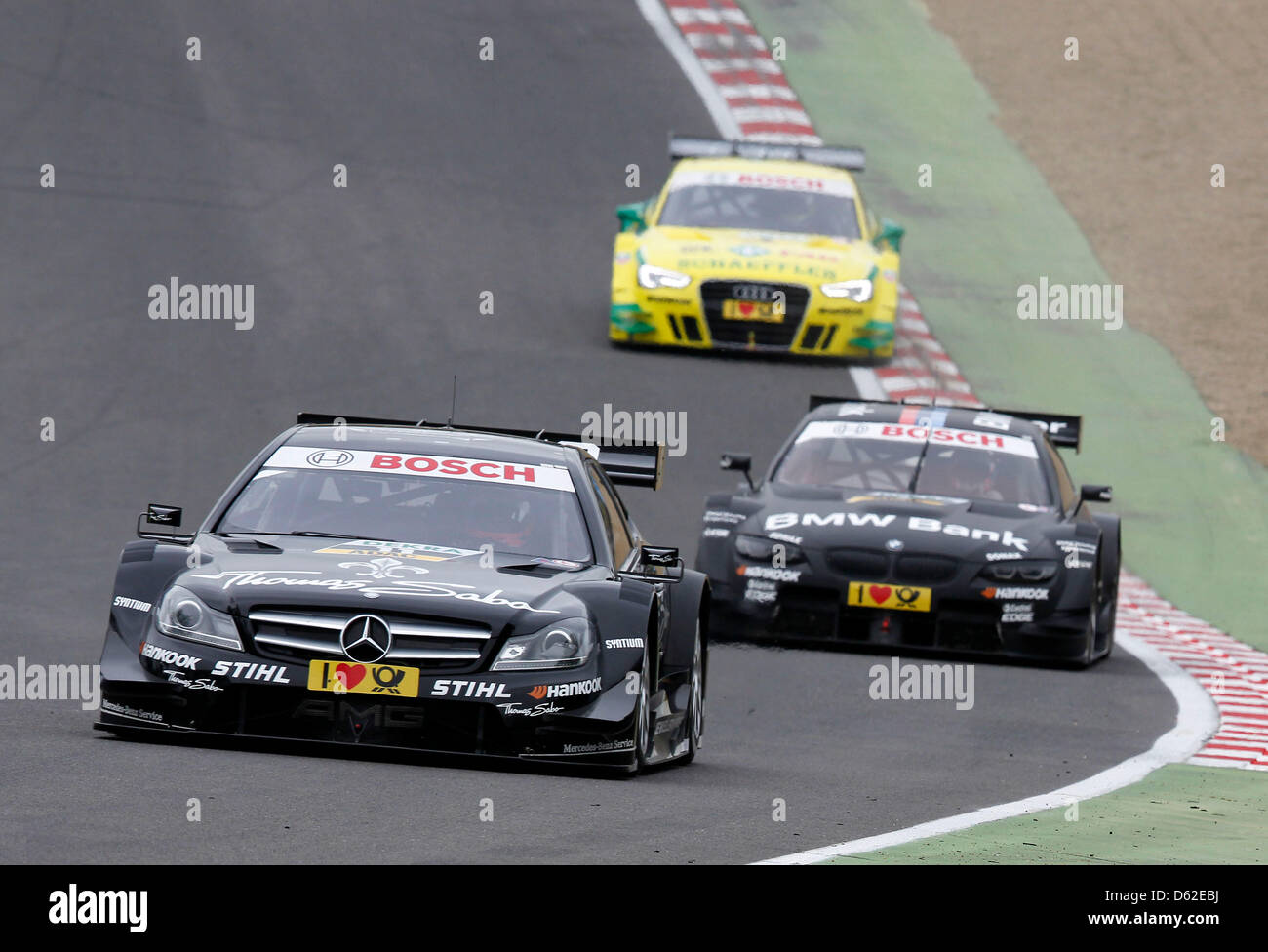 HANDOUT - ein Handout Bild datiert 20. Mai 2012 zeigt britische Mercedes pilot Gary Paffett (L) führt vor kanadischen BMW pilot Bruno Spengler (C) und deutschen Audi pilot Mike Rockenfeller im dritten Rennen der Deutschen Tourenwagen Meisterschaft (DTM) in Brands Hatch, Großbritannien. Foto: Jürgen Hahn / HANDOUT / redaktionelle Nutzung nur Stockfoto