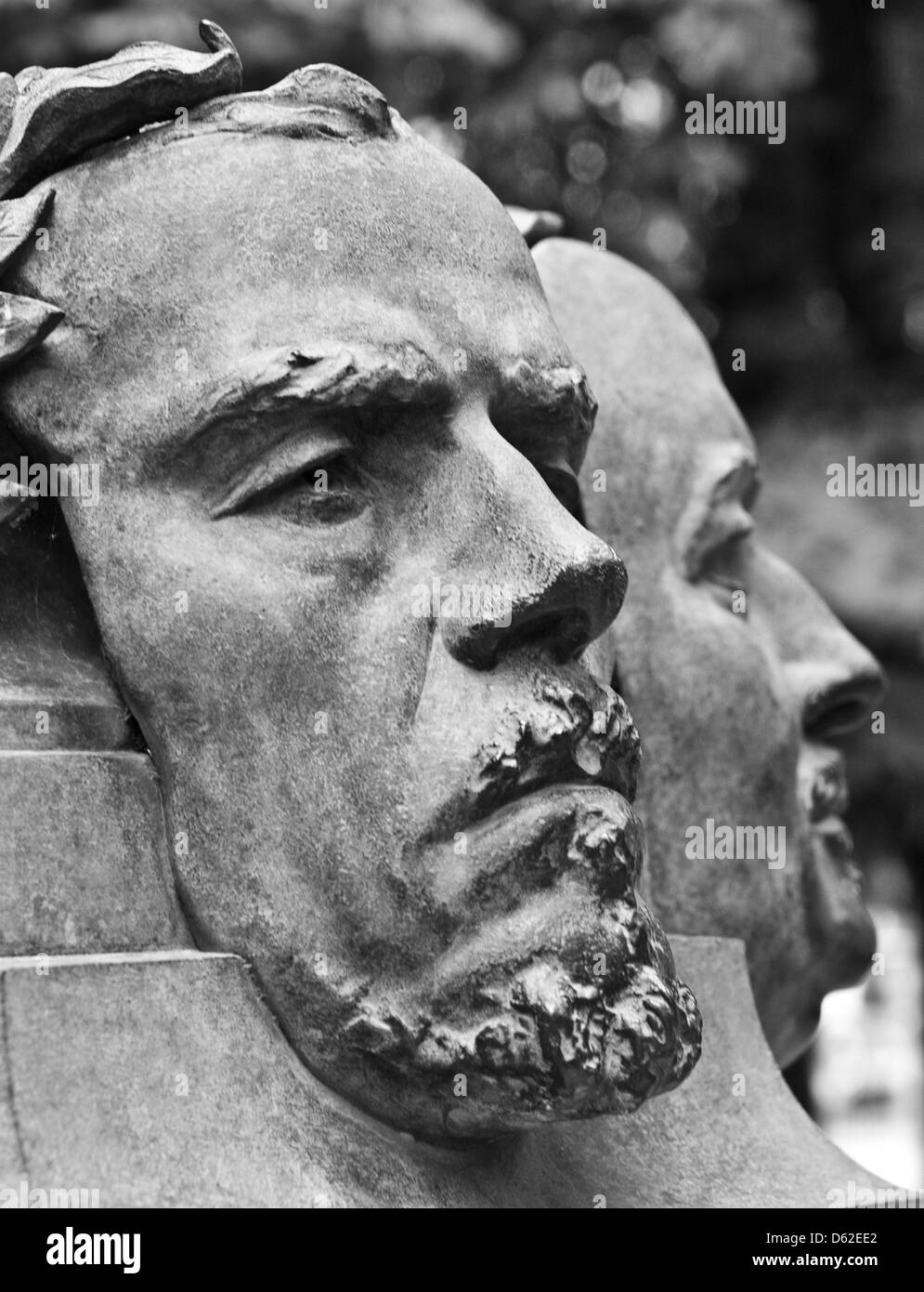 Nahaufnahme von "Kaufmann der Masken" von Zacharie Astruc (1883) im Jardin du Lexembourg in Paris, Frankreich-Europa Stockfoto