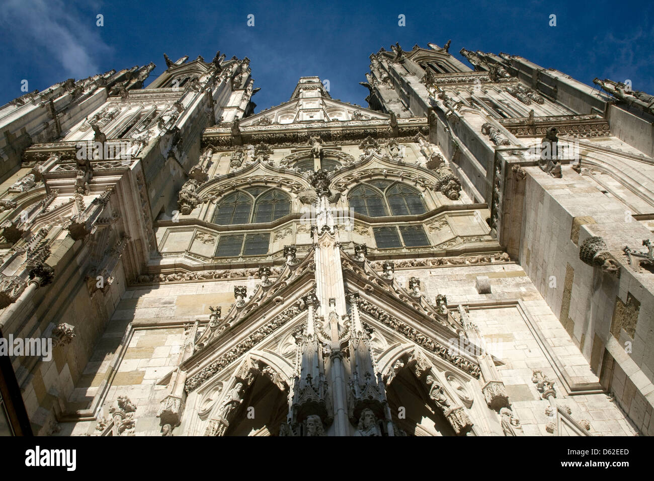 Blick auf die Türme der St.-Petri Dom, Regensburg, Deutschland, ein UNESCO-Weltkulturerbe. Stockfoto