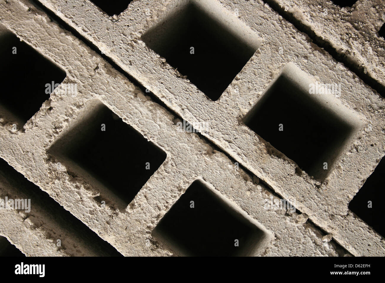 Handgefertigte grauen Beton Ziegel sind bereit für den Einsatz auf einer Baustelle in Cotacachi, Ecuador Stockfoto