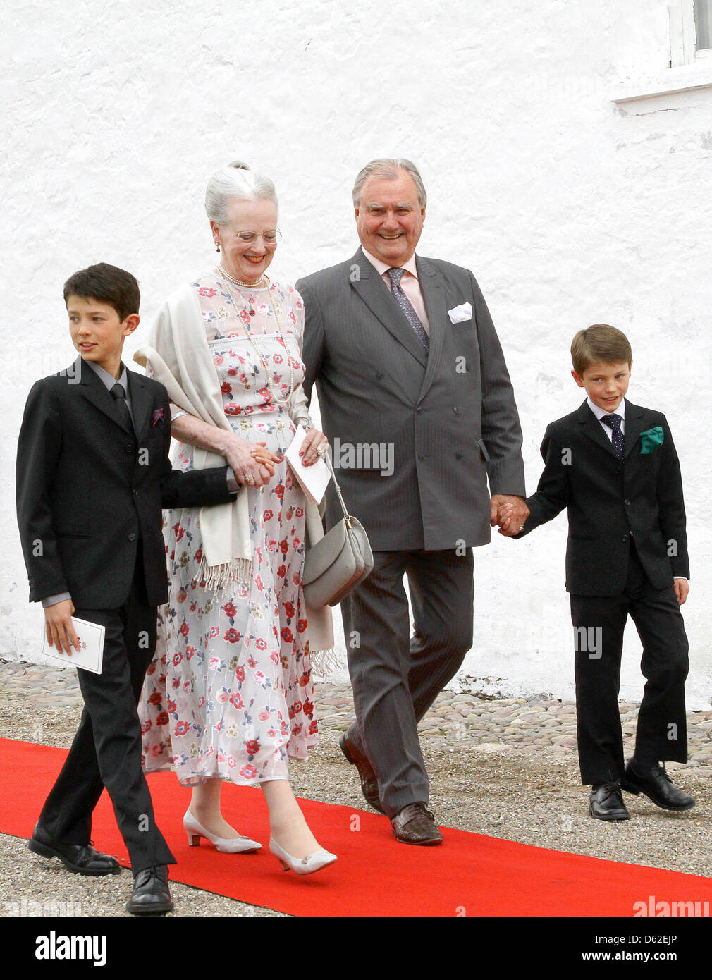 Dänische Königin Margrethe mit Prinz Nikolai (l) und Prinzgemahl Henrik mit Prince Felix (r), die Söhne von Prinz Joachim, verlassen nach der Taufe und Namensgebung Zeremonie der Prinzessin Athena in der Kirche Mogeltonder, Dänemark, 20. Mai 2012. Die Prinzessin wurde am 24. Januar 2012 geboren. Foto: Foto: RPE-Albert Nieboer Niederlande, Stockfoto