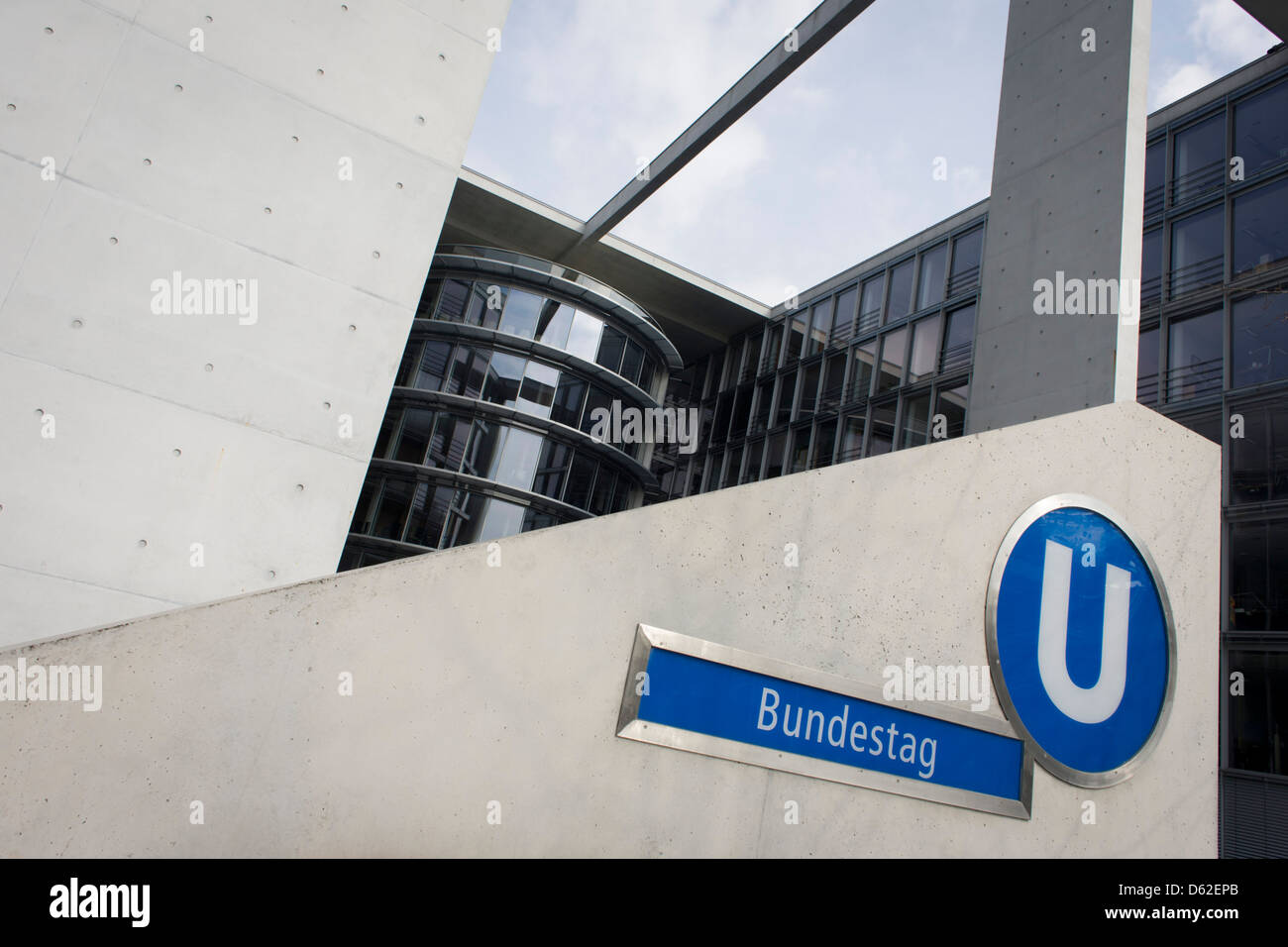Der Eingang zur U-Bahn Station für eines der Bundesregierung Bundestag Gebäude bekannt als das Paul-Loeb-Haus in Berlin Stockfoto