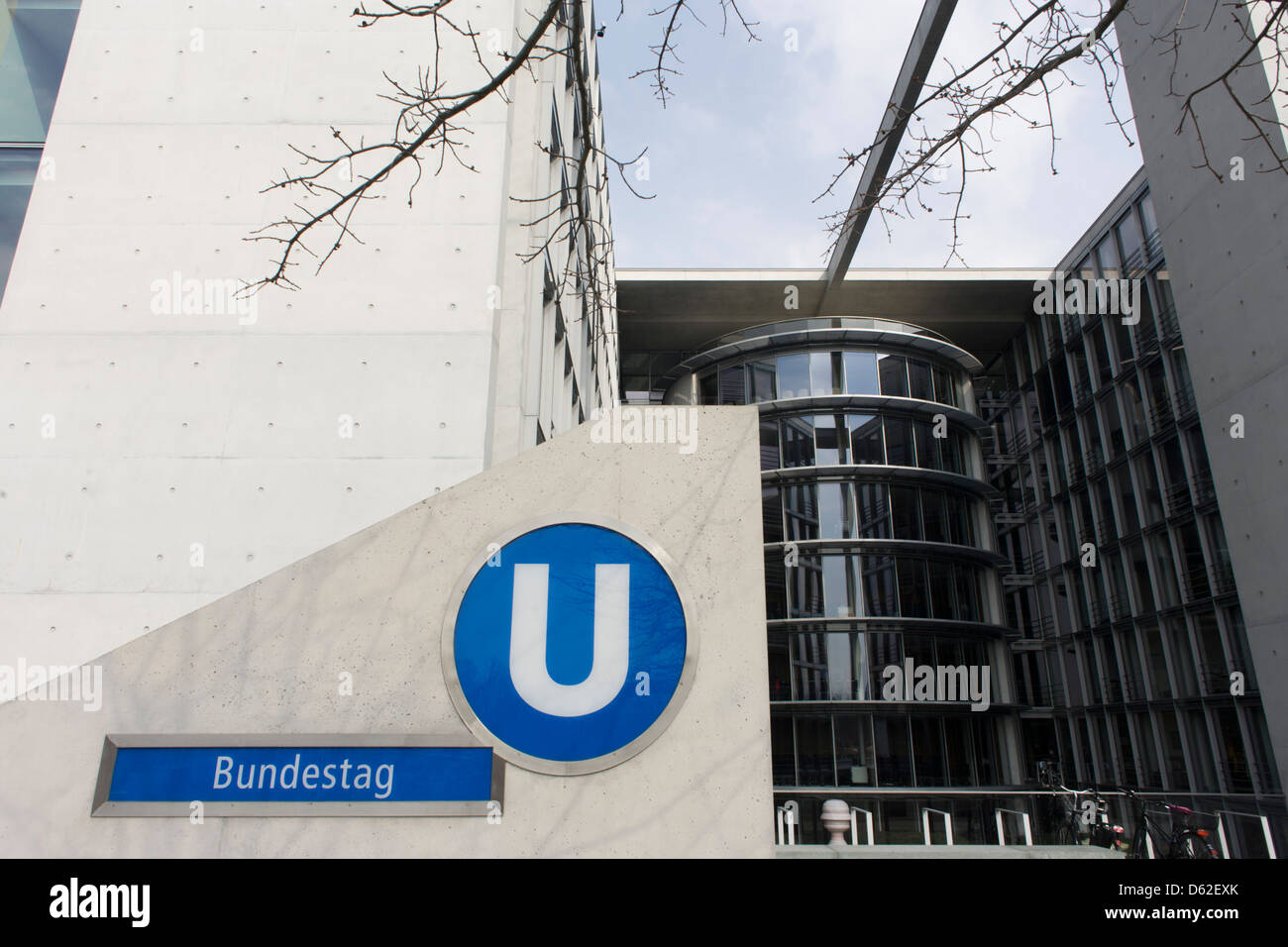 Der Eingang zur U-Bahn Station für eines der Bundesregierung Bundestag Gebäude bekannt als das Paul-Loeb-Haus in Berlin Stockfoto