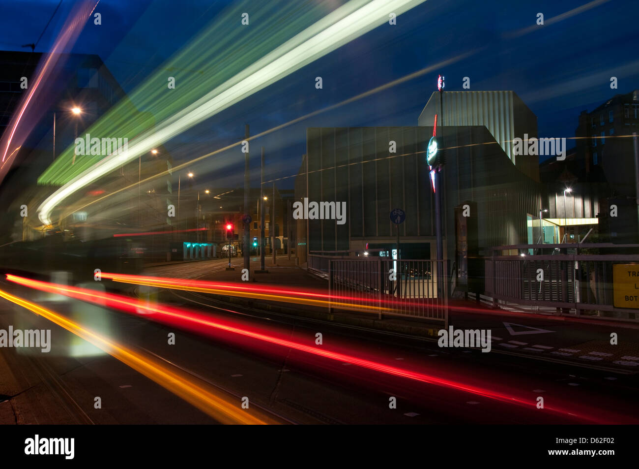 Straßenbahn-Licht-Trails und Nottingham Contemporary, Nottingham City England UK Stockfoto