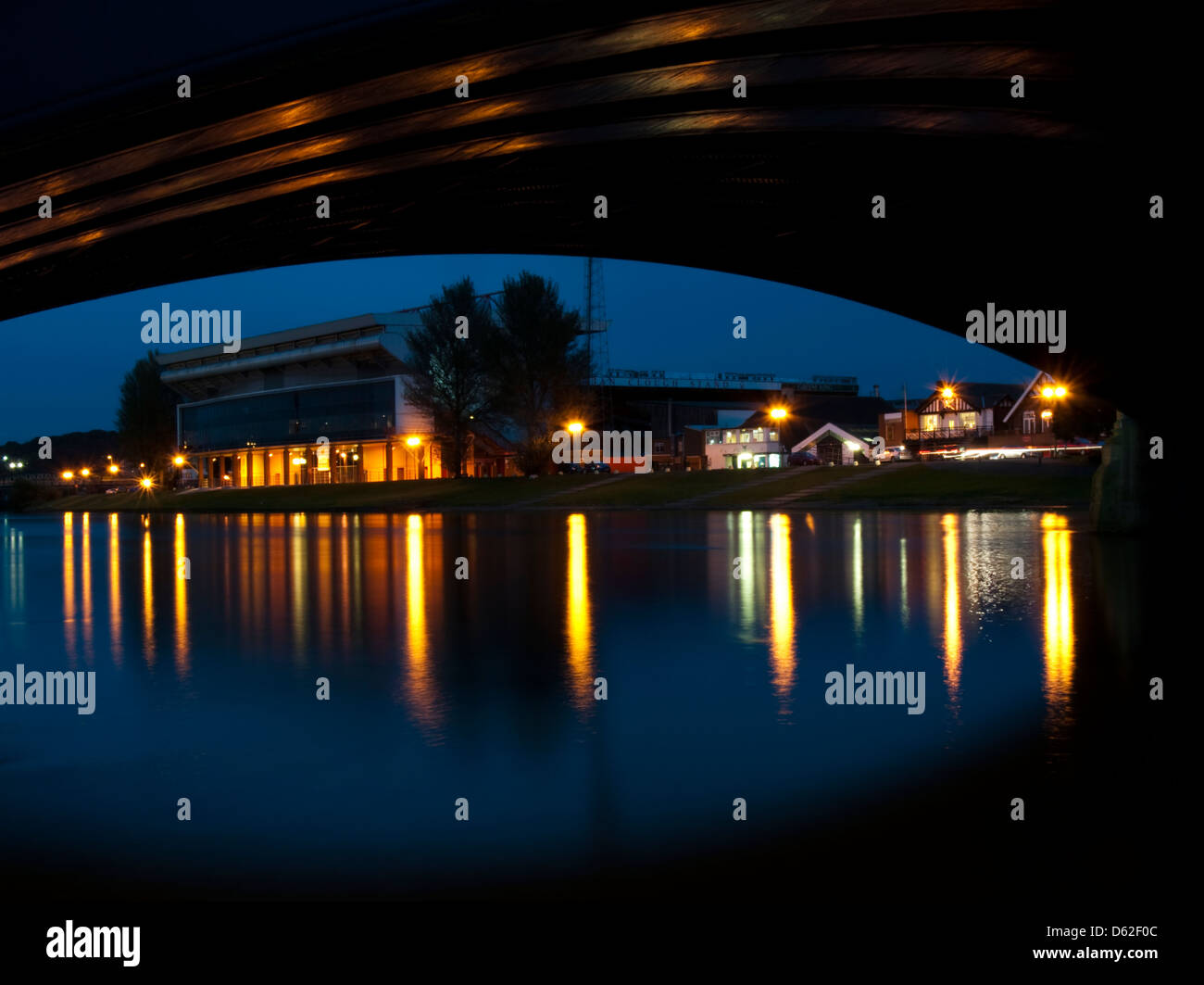 Das City Ground umrahmt von Trent Bridge am Victoria Embankment in Nottingham, England UK Stockfoto