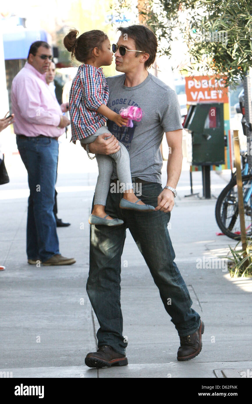 Olivier Martinez und Nahla Aubry gelten unterwegs Mittagessen in Hollywood Los Angeles, Kalifornien - 29.01.12 Stockfoto