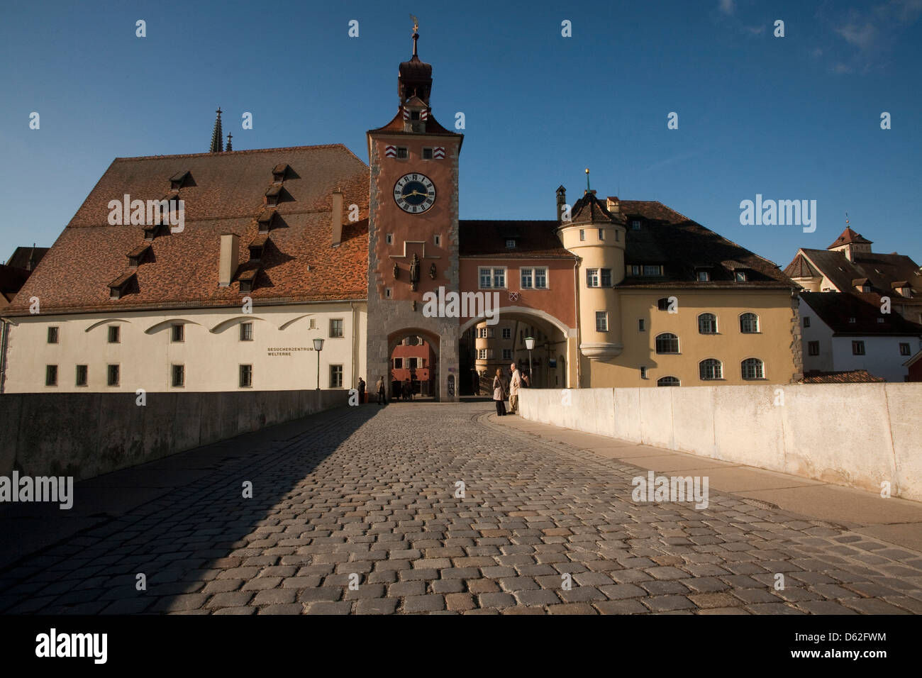 Links, berühmt Salzhaus am Ufer der Donau am Eingang zur alten Stadt Regensburg, Deutschland, ein UNESCO-Weltkulturerbe. Stockfoto